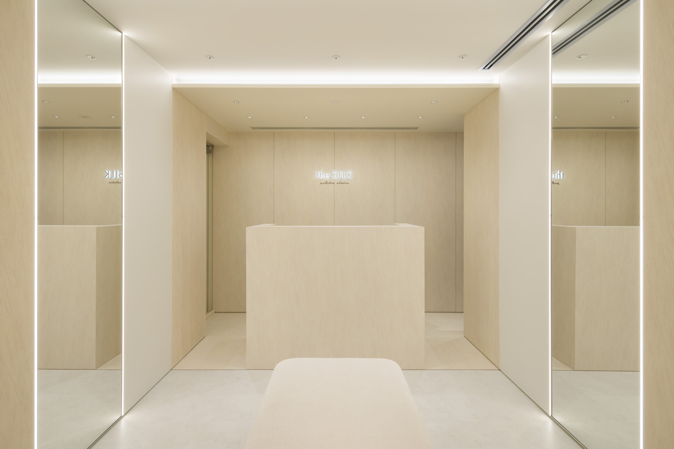 the SILK八重洲店受付
